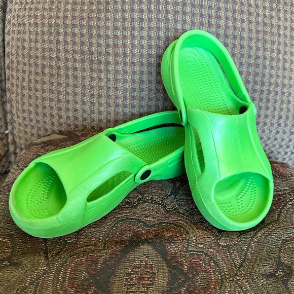 CROCS. Womens Sz 9 - Picture 2 of 7